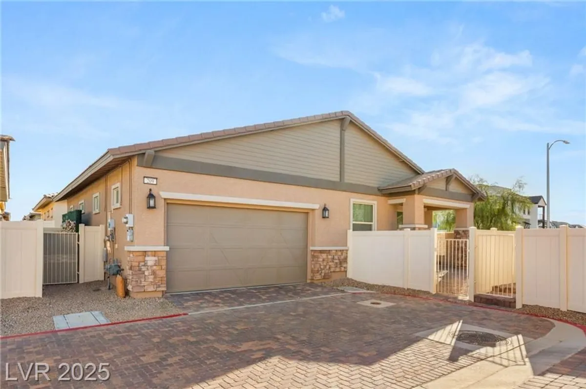 Property Slideshow image 1 of 51 | 209 bellini peak ave, Henderson, NV, 89011