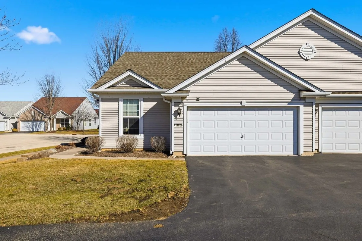 Property Slideshow image 1 of 23 | 14021 beaver dam ln 14021, Huntley, IL, 60142