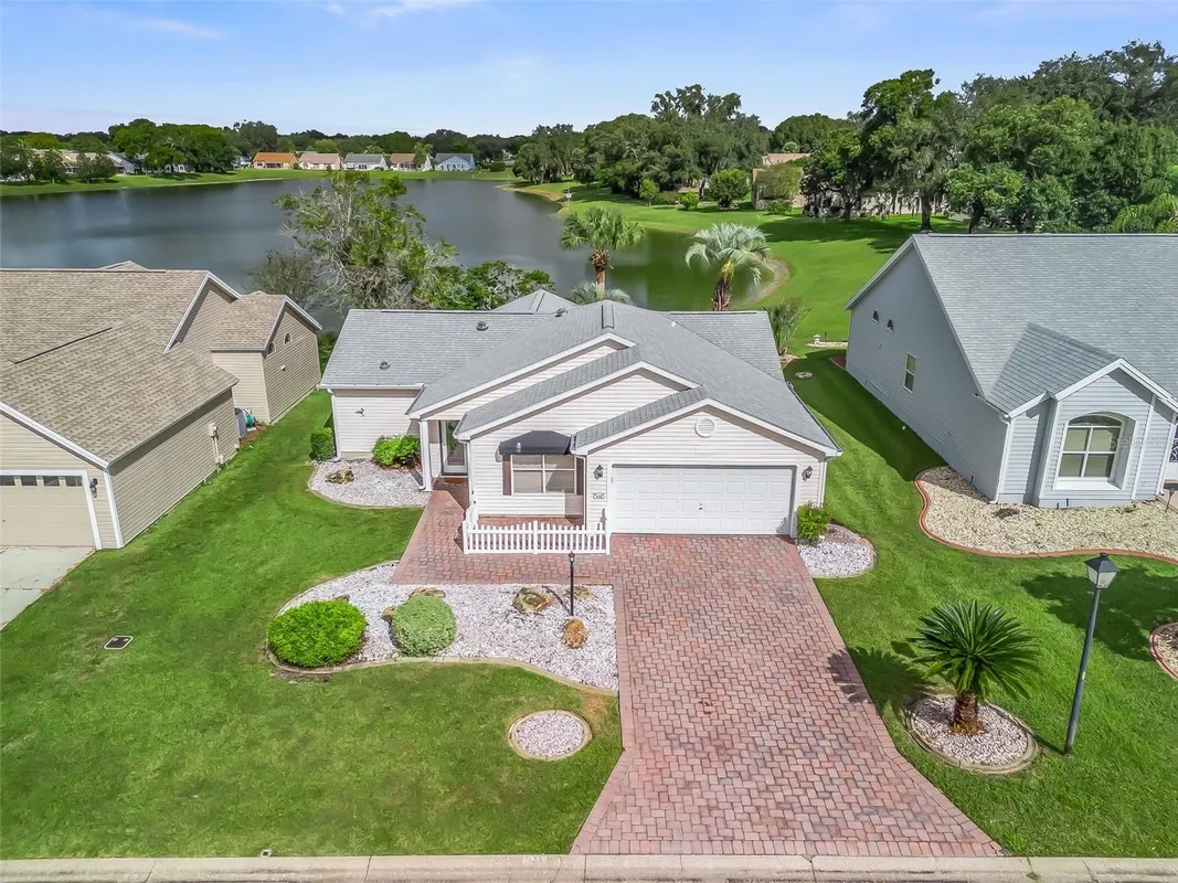 Property Slideshow image 1 of 51 | 1013 del rio dr, Lady Lake, FL, 32159