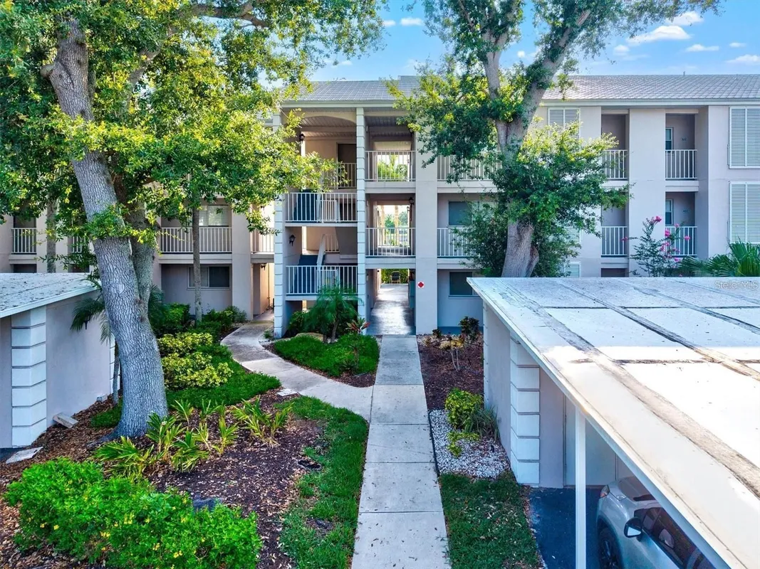 Property Slideshow image 1 of 21 | 433 cerromar ln 331, Venice, FL, 34293