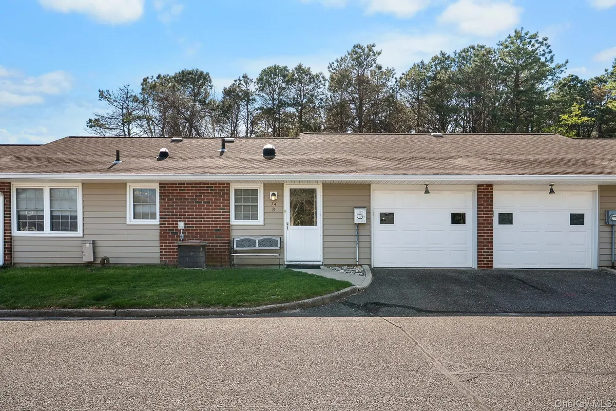 Property Slideshow image 1 of 22 | 54 aylesbury ct b, Brookhaven, NY, 11961