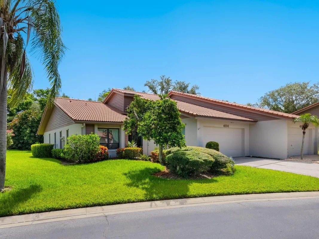 Property Slideshow image 1 of 44 | 4004 wilshire cir 89, Sarasota, FL, 34238