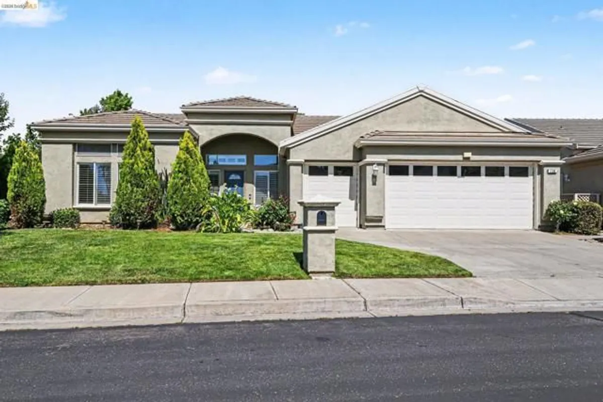 Property Slideshow image 1 of 25 | 136 scarlet way, Brentwood (Cc), CA, 94513