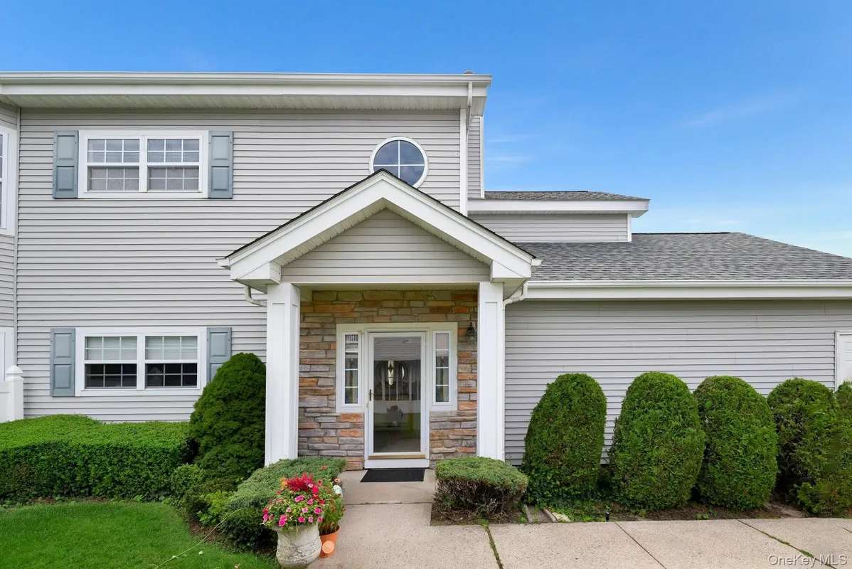 Property Slideshow image 1 of 41 | 533 highland ct, Brookhaven, NY, 11955