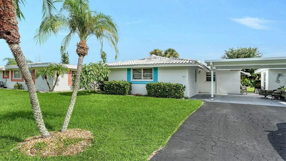 Property Slideshow image 1 of 44 | 1523 lakeside dr 15, Venice, FL, 34293
