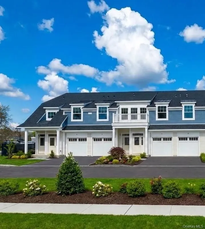 Property Slideshow image 1 of 13 | 605 bay view cir 5, Brookhaven, NY, 11955