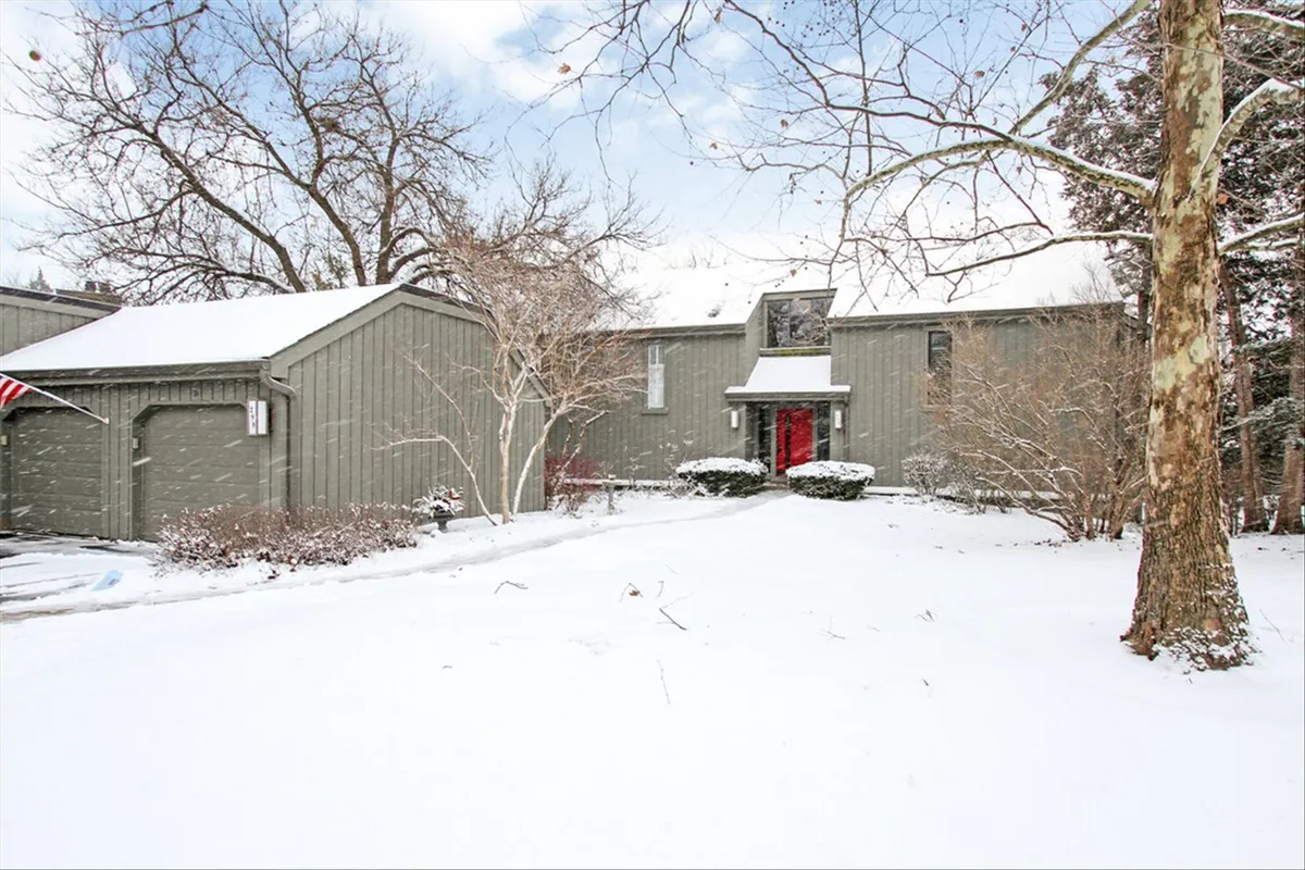 Property Slideshow image 1 of 30 | 299 mallard point pt d, Lake Barrington, IL, 60010