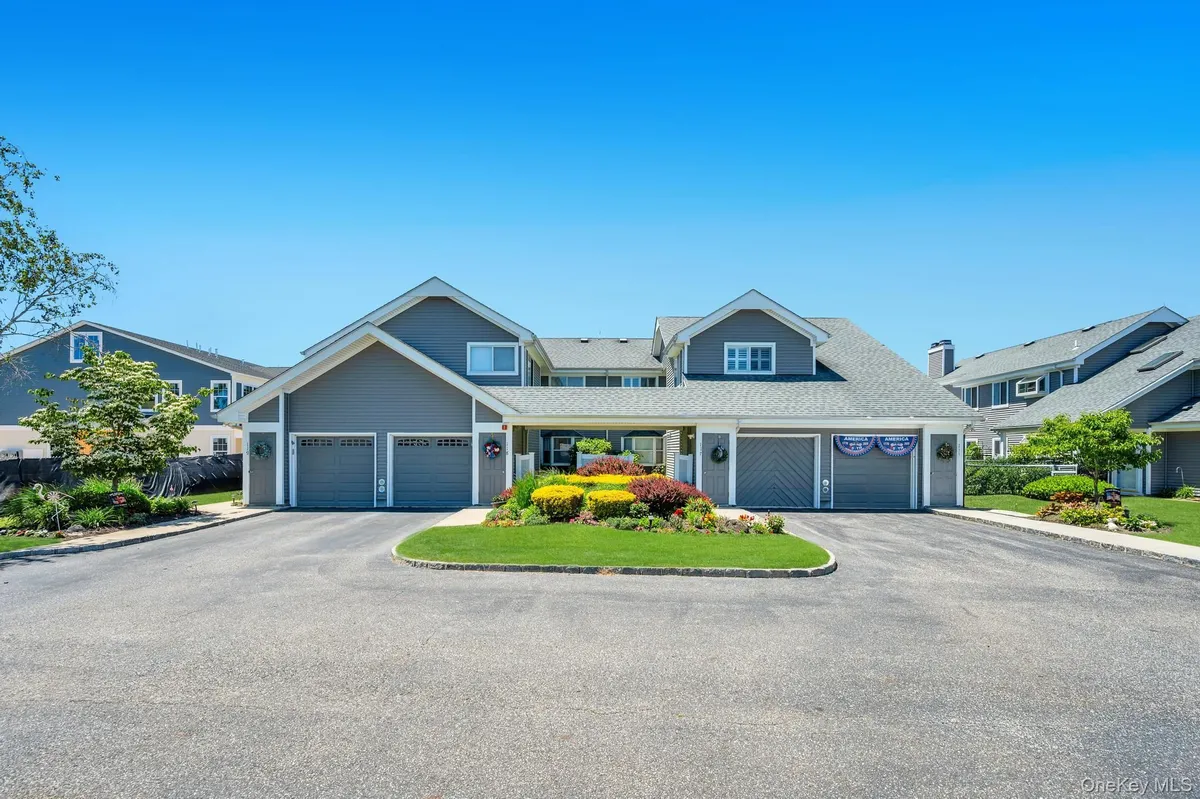 Property Slideshow image 1 of 33 | 118 e midland pond ct, Brookhaven, NY, 11955