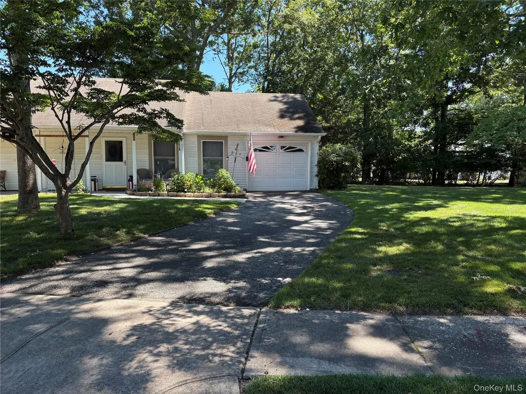 Property Slideshow image 1 of 11 | 152b laurance ln, Brookhaven, NY, 11961