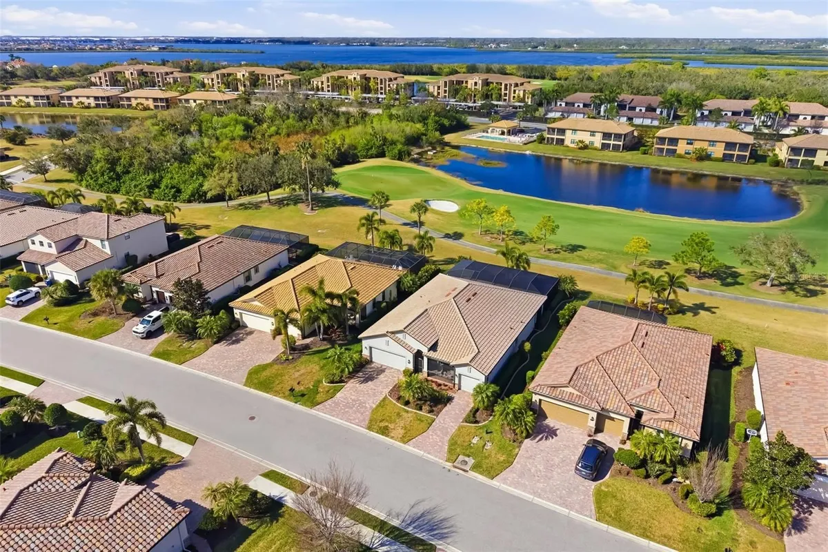 Property Slideshow image 1 of 80 | 6462 willowshire way, Bradenton, FL, 34212