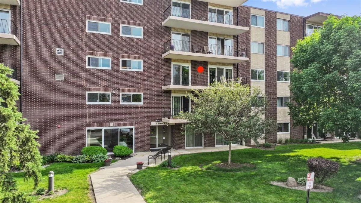 Property Slideshow image 1 of 26 | 5300 walnut ave 19c, Downers Grove, IL, 60515