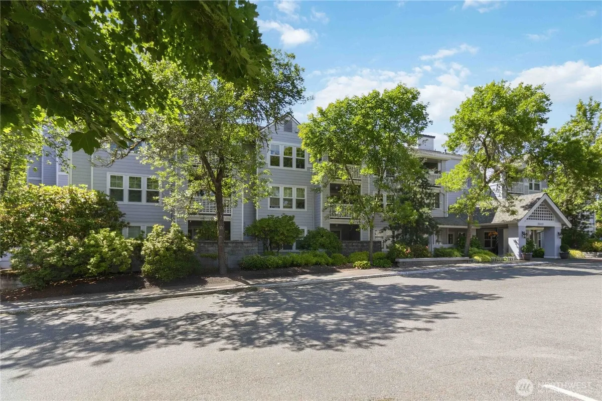 Property Slideshow image 1 of 33 | 3941 226th pl 103, Issaquah, WA, 98029