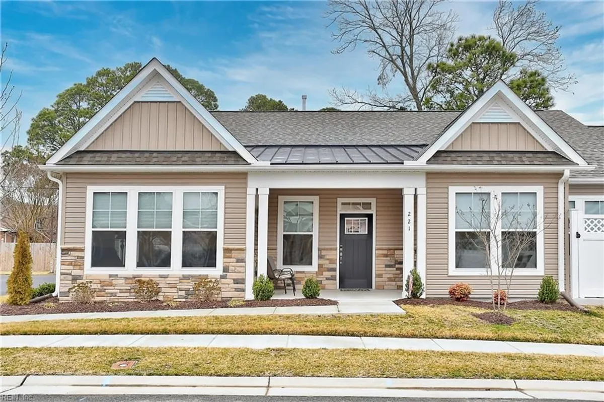 Property Slideshow image 1 of 39 | 221 richmond ave, Smithfield, VA, 23430
