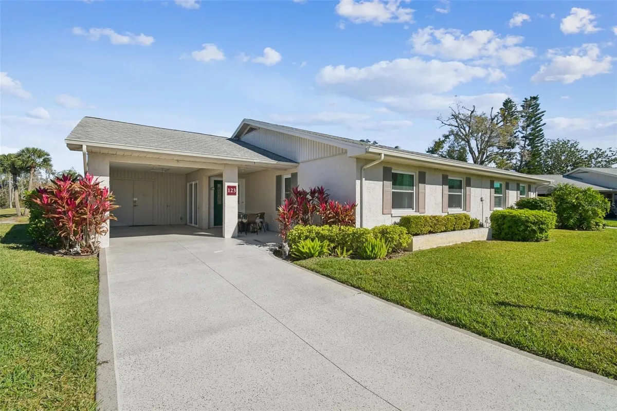 Property Slideshow image 1 of 26 | 123 glendower cir, Sun City Center, FL, 33573