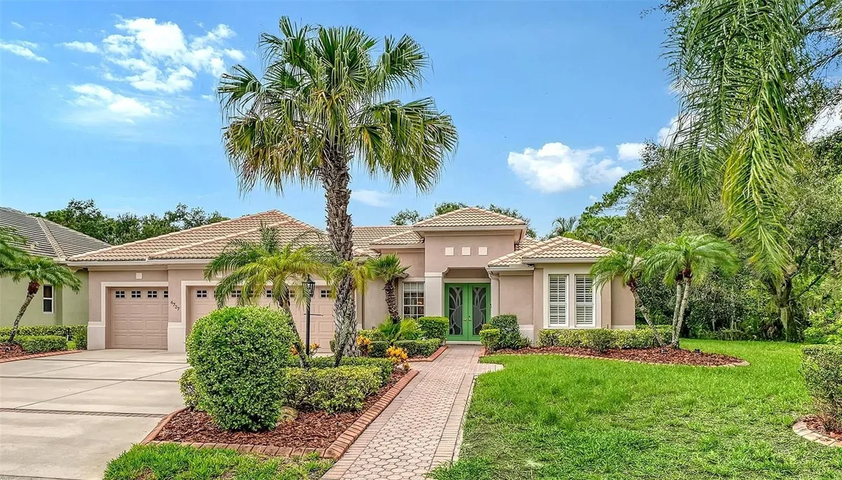 Property Slideshow image 1 of 68 | 4727 carrington cir, Sarasota, FL, 34243
