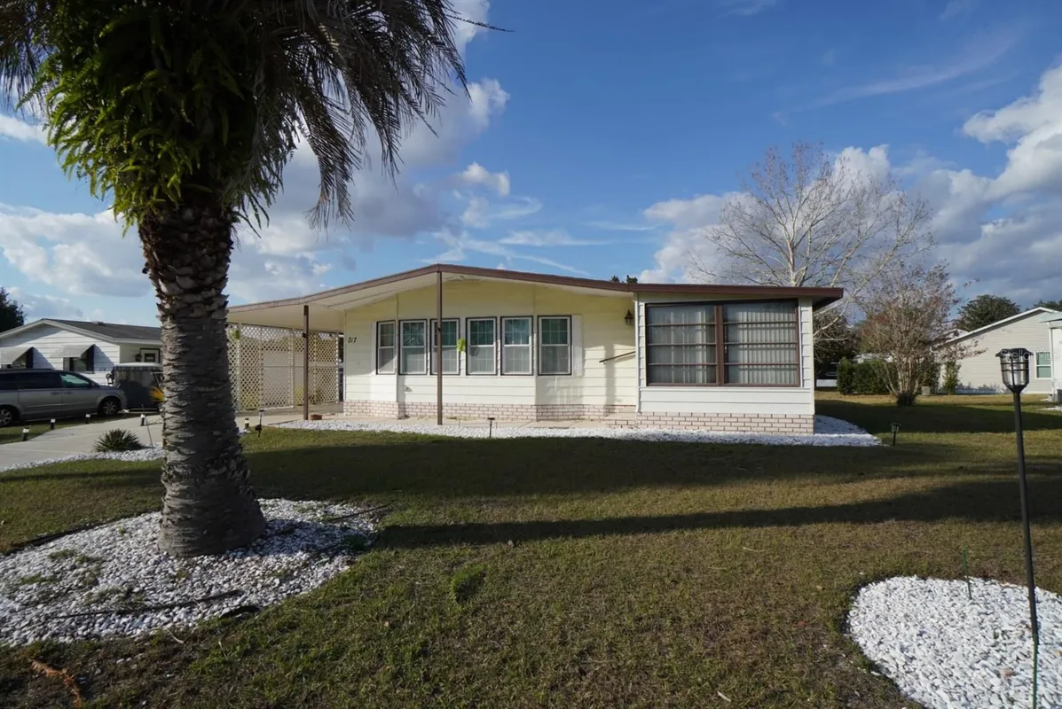 Property Slideshow image 1 of 18 | 717 royal palm ave, Lady Lake, FL, 32159