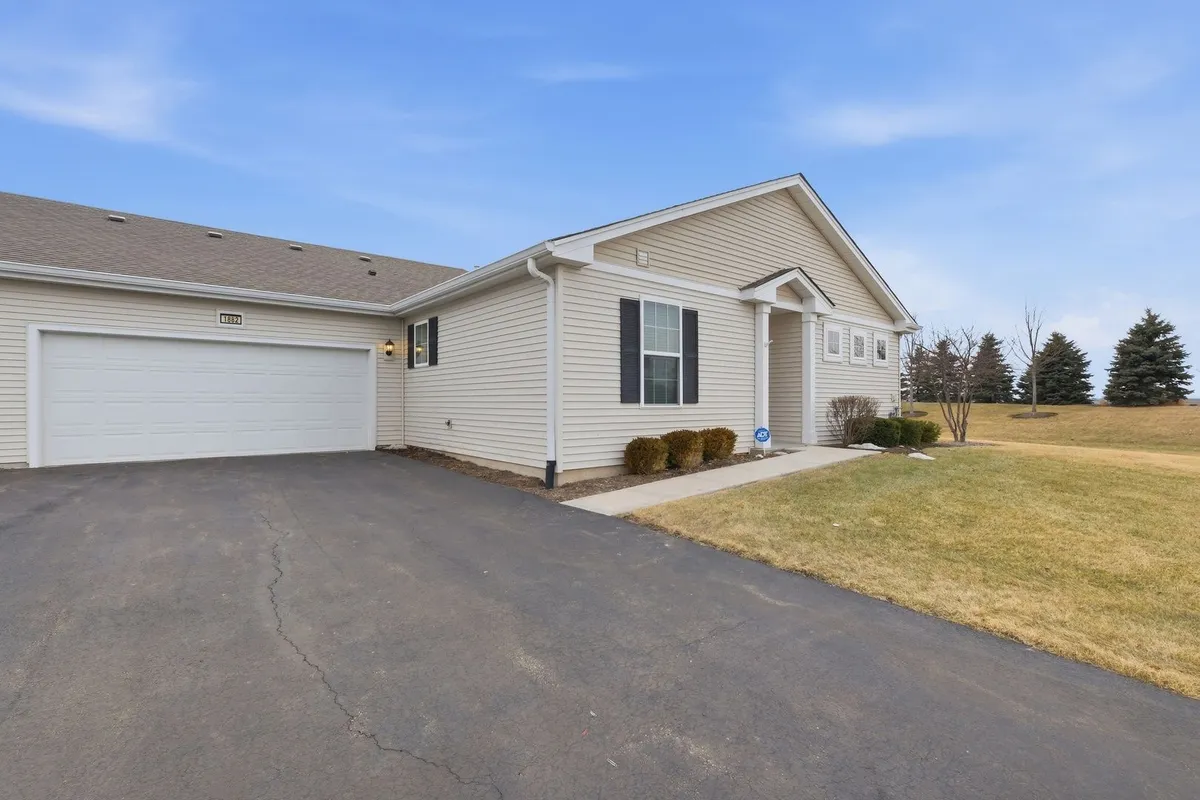 Property Slideshow image 1 of 31 | 1882 southern cir 1882, Pingree Grove, IL, 60140