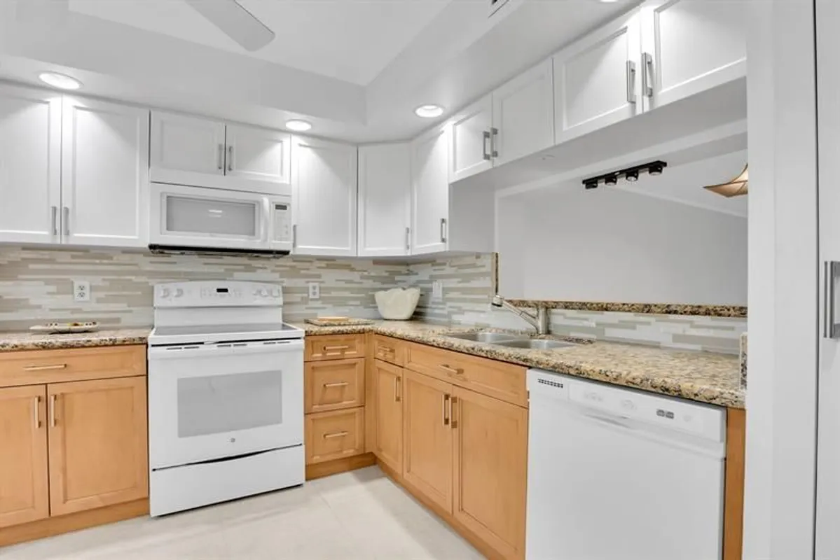 Property Slideshow image 1 of 40 | 3303 aruba way m1, Coconut Creek, FL, 33066