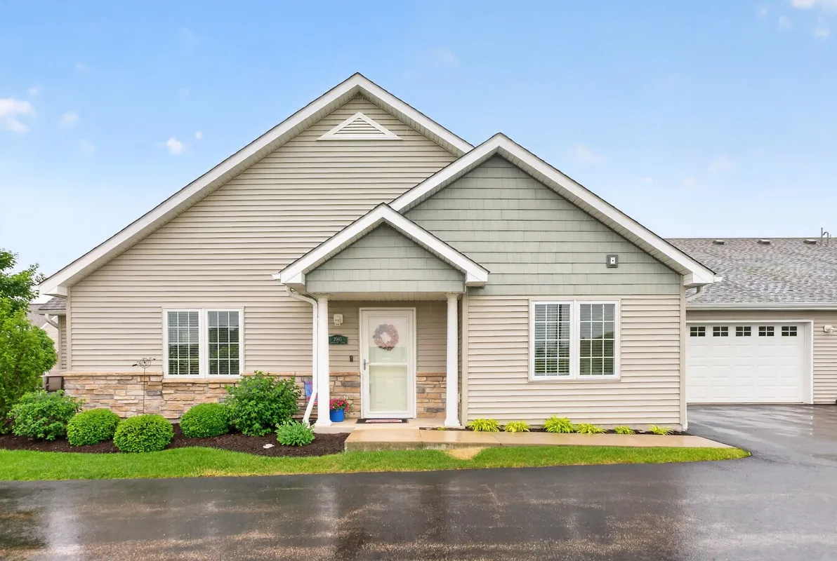 Property Slideshow image 1 of 34 | 2045 somerset ln 2045, Sycamore, IL, 60178