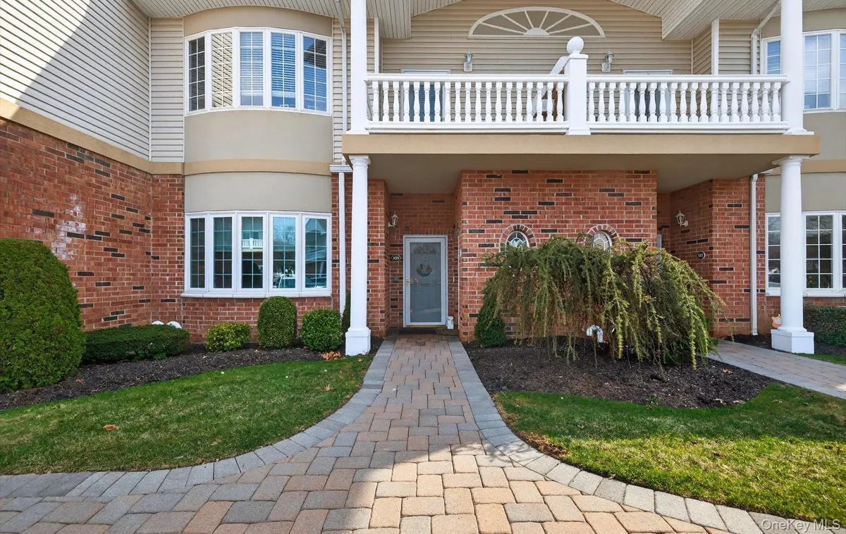 Property Slideshow image 1 of 28 | 105 francesca way 105, Babylon, NY, 11701