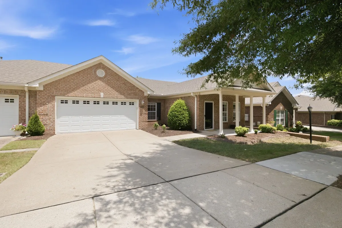 Property Slideshow image 1 of 29 | 215 wrennewood ln, Franklin, TN, 37064