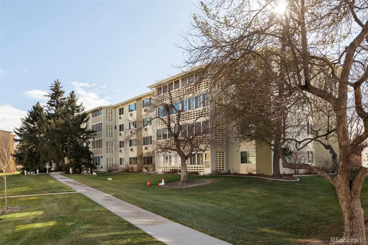 Property Slideshow image 1 of 26 | 705 s alton way 4d, Denver, CO, 80247