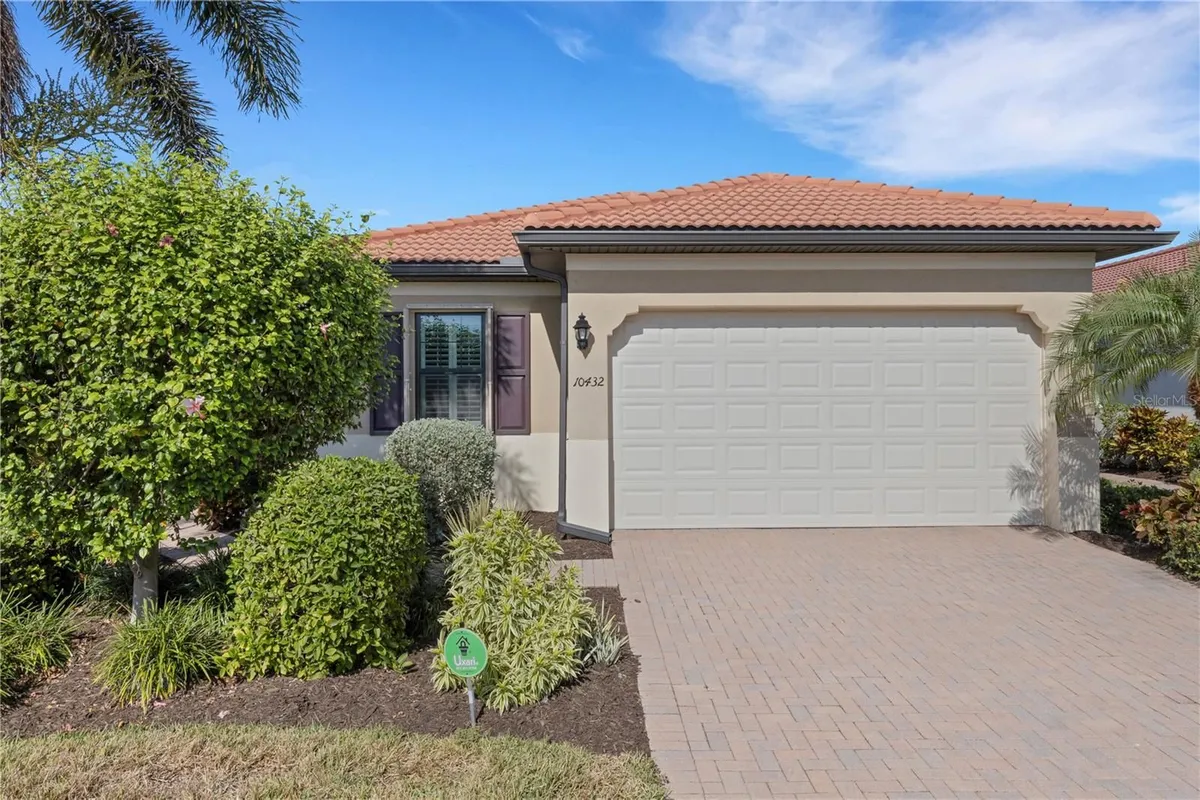 Property Slideshow image 1 of 76 | 10432 crooked creek dr, Venice, FL, 34293