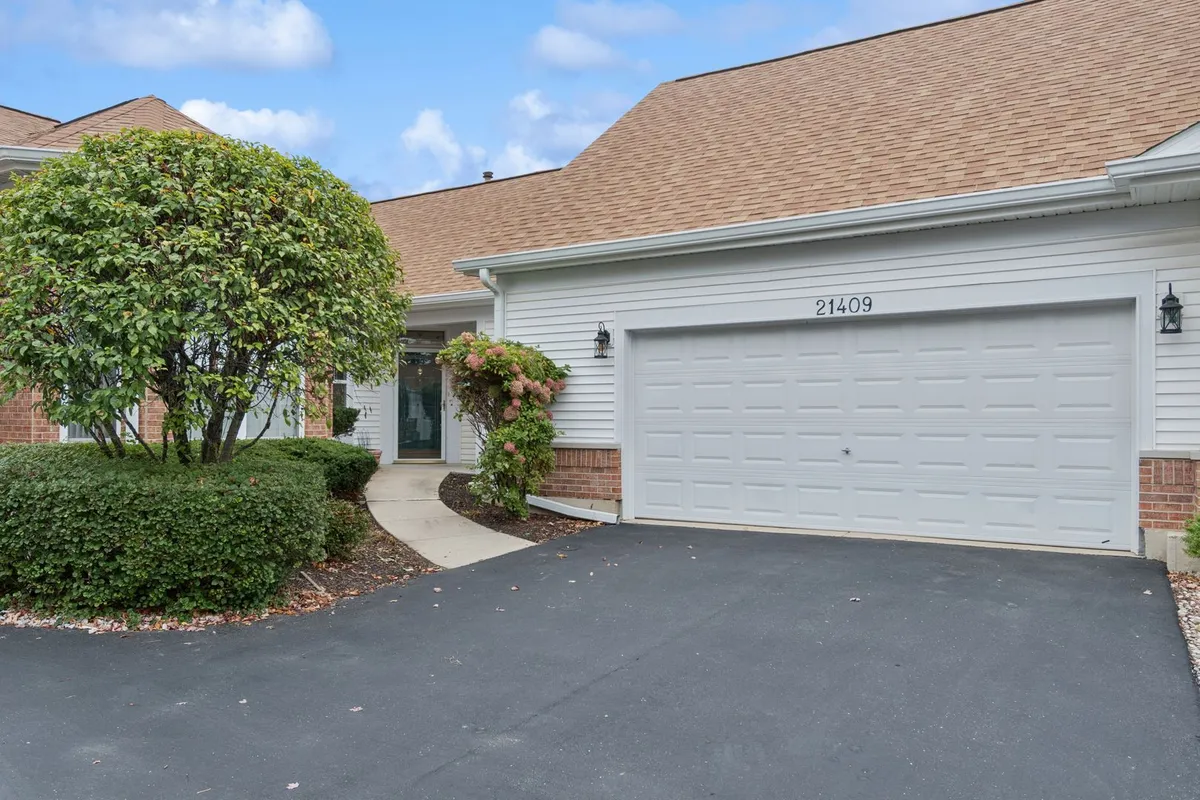 Property Slideshow image 1 of 25 | 21409 w douglas ln, Plainfield, IL, 60544