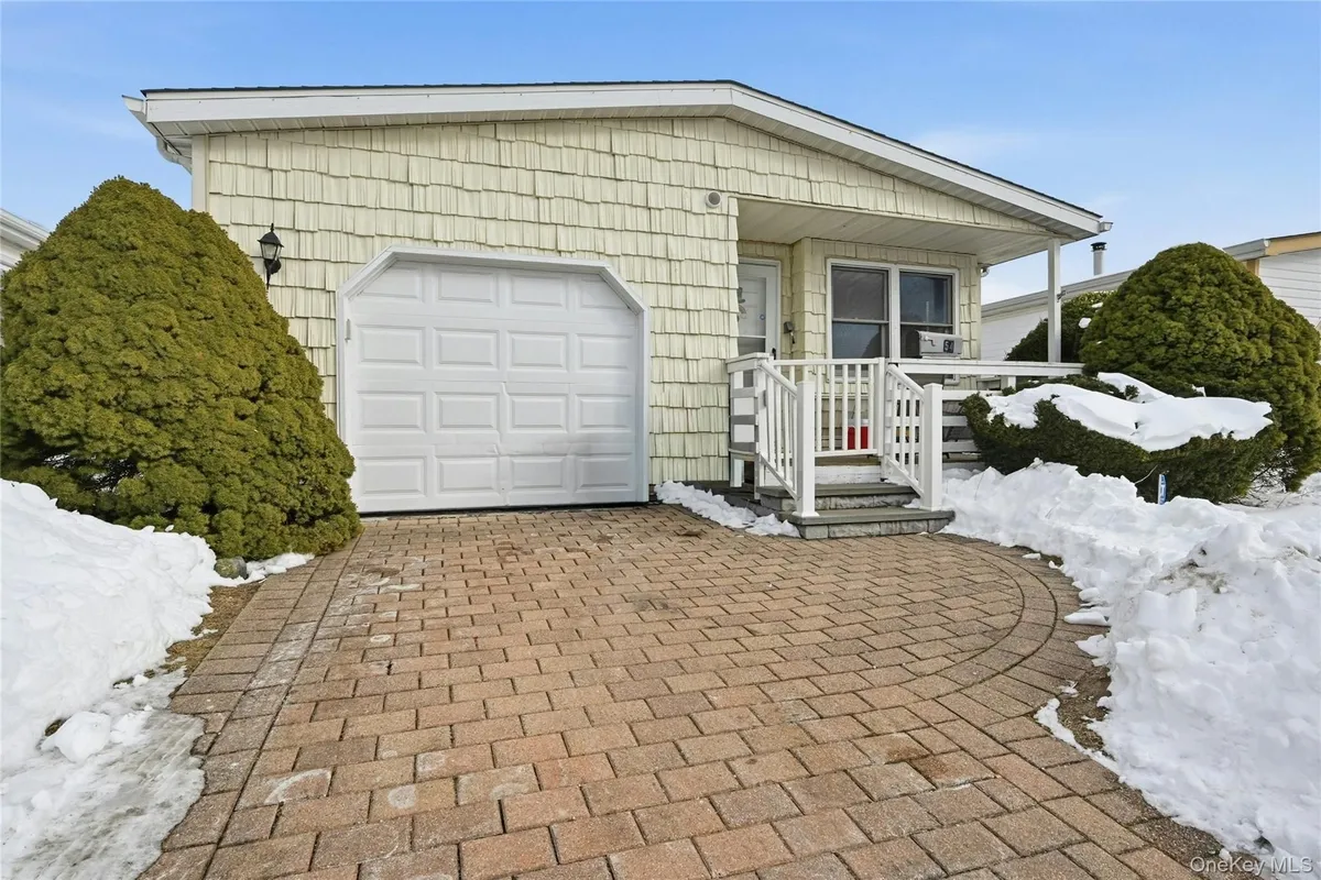 Property Slideshow image 1 of 21 | 54 dogwood ln, Brookhaven, NY, 11949