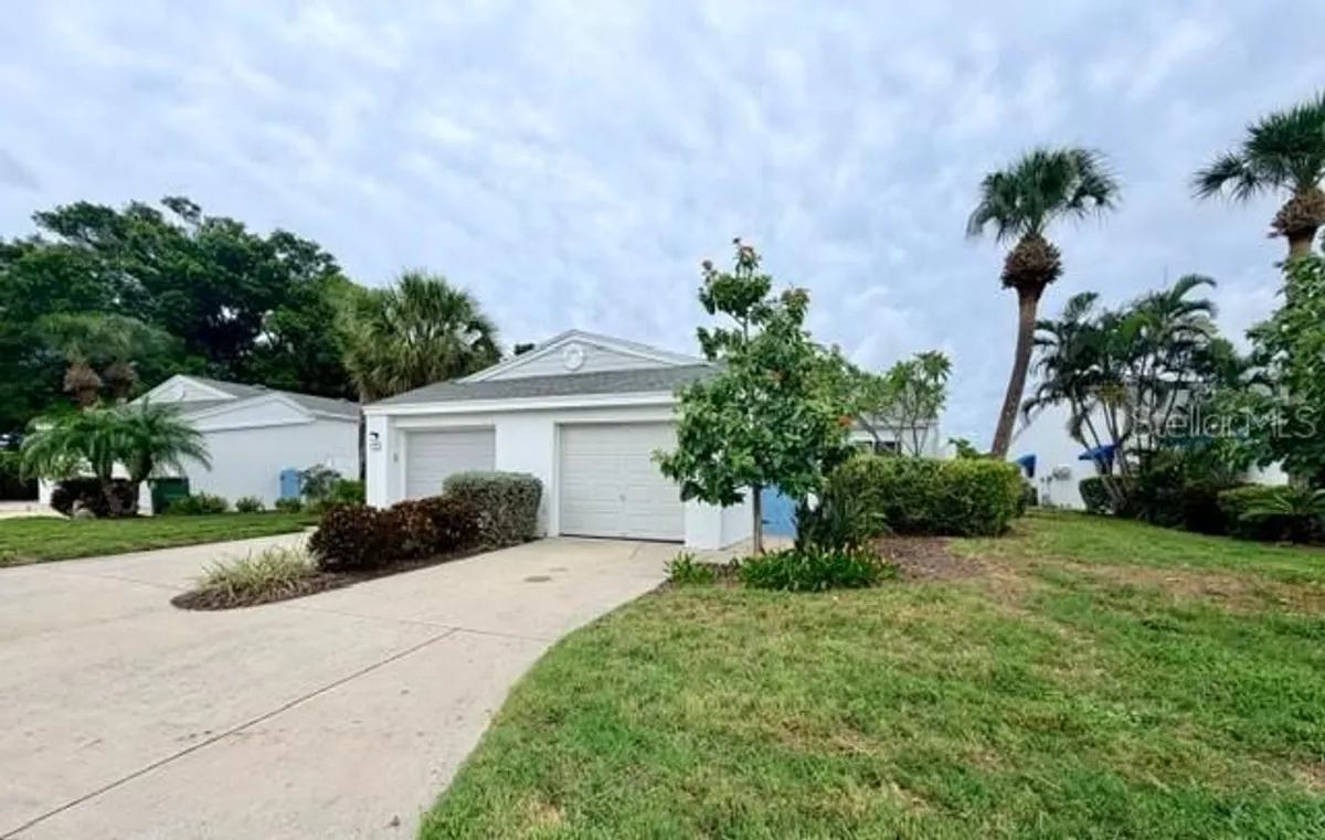 Property Slideshow image 1 of 69 | 950 waterside ln, Bradenton, FL, 34209