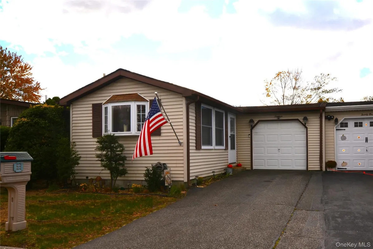 Property Slideshow image 1 of 25 | 19 dogwood ln, Manorville, NY, 11949