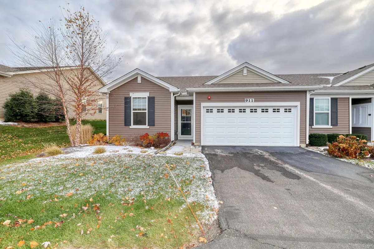 Property Slideshow image 1 of 19 | 911 darwin st, North Aurora, IL, 60542