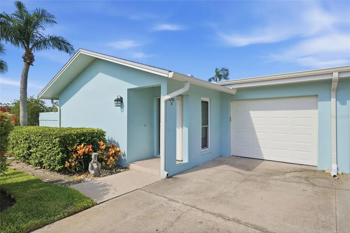 Property Slideshow image 1 of 52 | 2722 sherbrooke ln d, Palm Harbor, FL, 34684