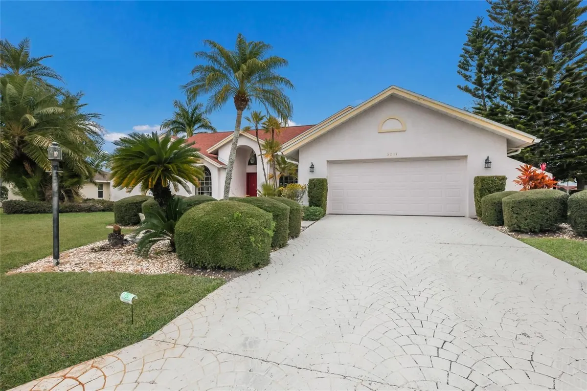 Property Slideshow image 1 of 53 | 6821 country lakes cir, Sarasota, FL, 34243
