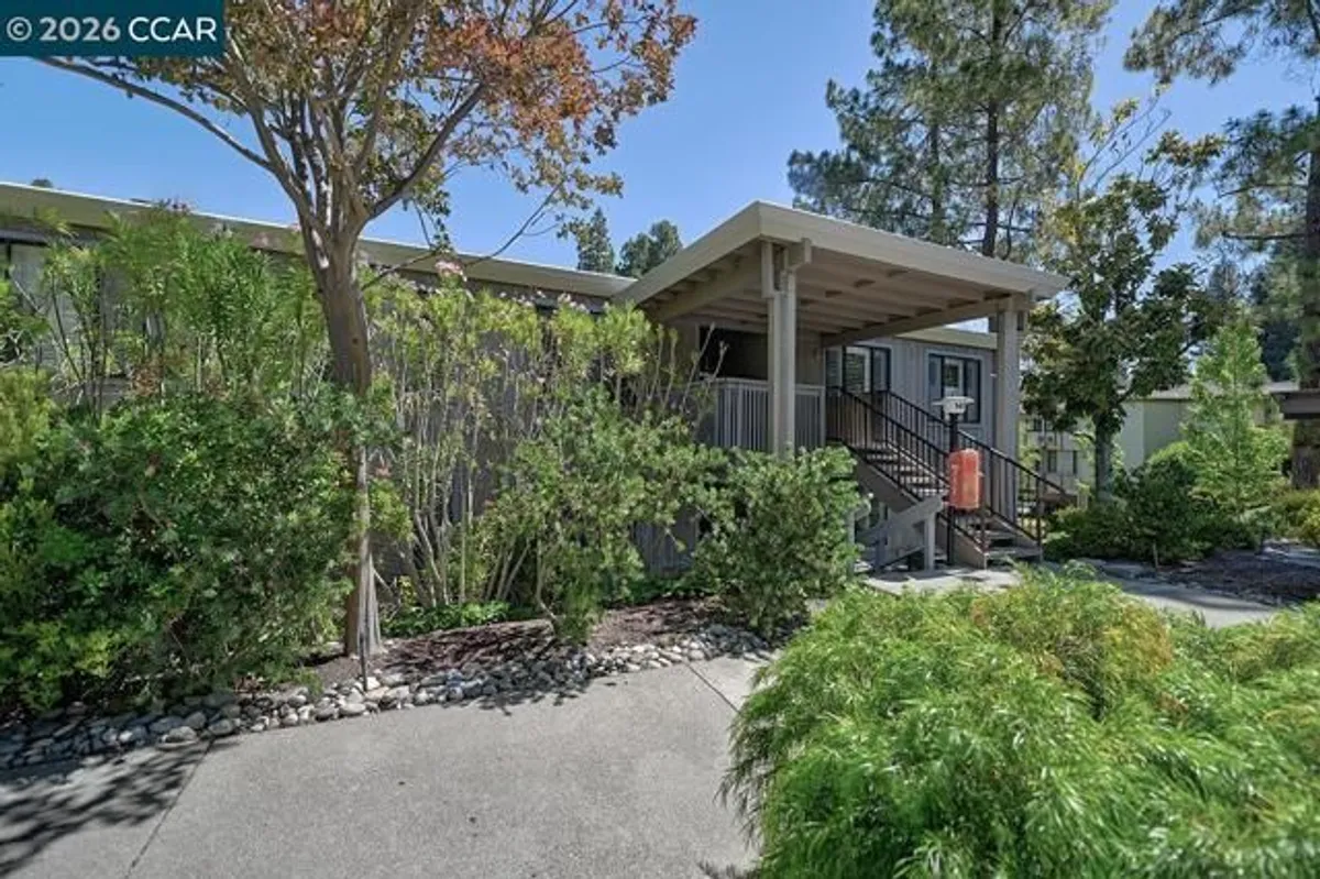 Property Slideshow image 1 of 37 | 1400 canyonwood ct 6, Walnut Creek, CA, 94595