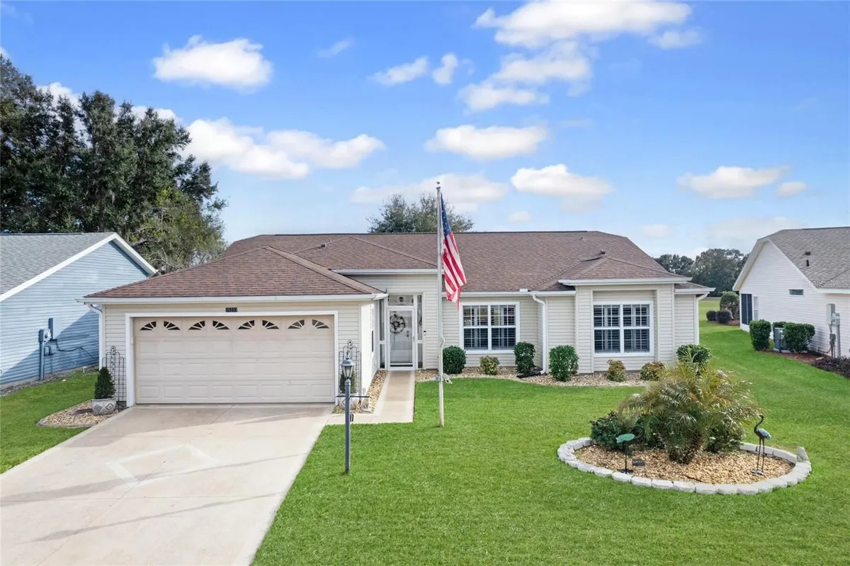 Property Slideshow image 1 of 47 | 25233 lost oak cir, Leesburg, FL, 34748