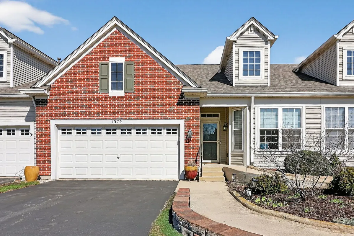 Property Slideshow image 1 of 34 | 1574 sedona ave, Aurora, IL, 60504