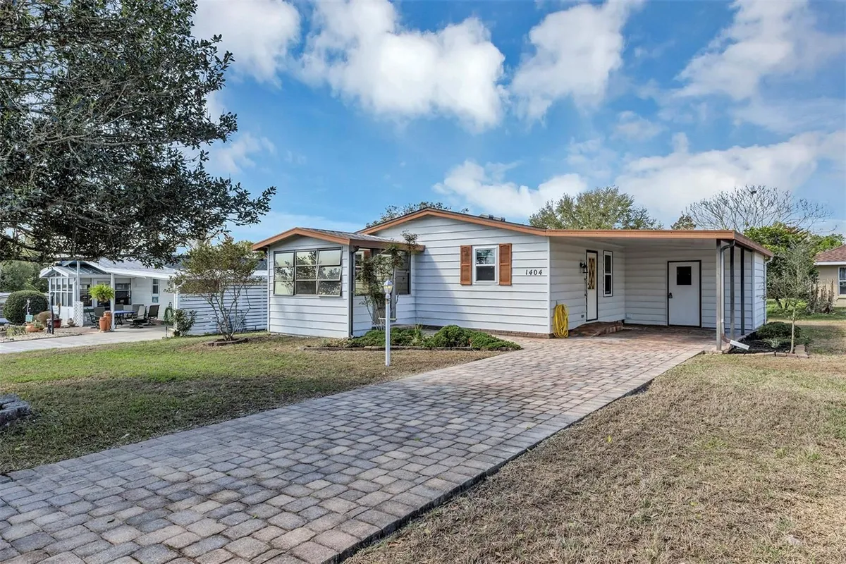 Property Slideshow image 1 of 31 | 1404 plantation dr, Lady Lake, FL, 32159