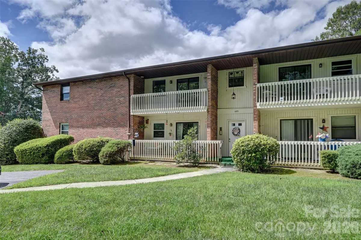 Property Slideshow image 1 of 27 | 103 oakwood pl 3, Hendersonville, NC, 28792