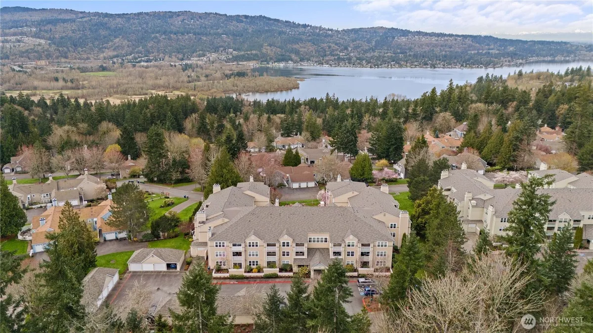 Property Slideshow image 1 of 40 | 4133 224th ln 302, Issaquah, WA, 98029