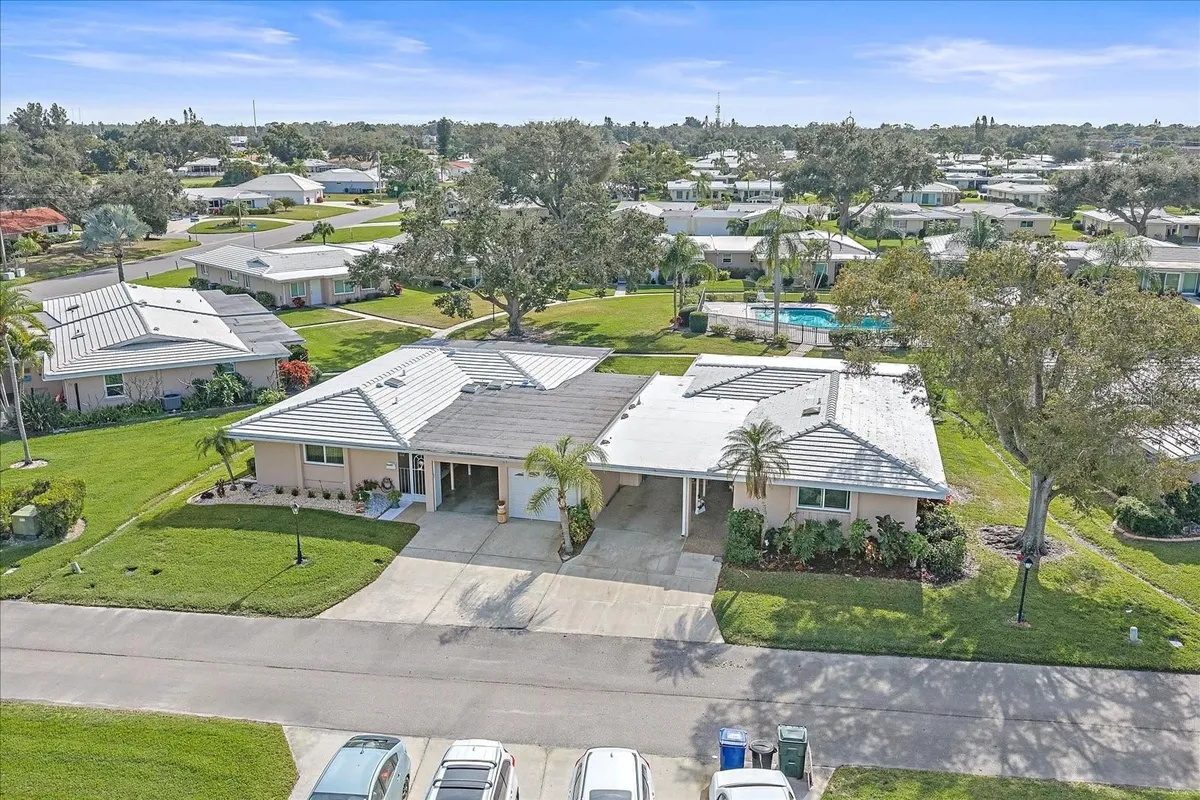 Property Slideshow image 1 of 35 | 3286 brunswick ln # 704, Sarasota, FL, 34239