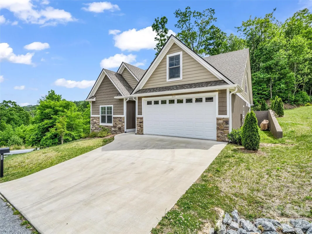 Property Slideshow image 1 of 40 | 221 millbrae loop, Hendersonville, NC, 28791