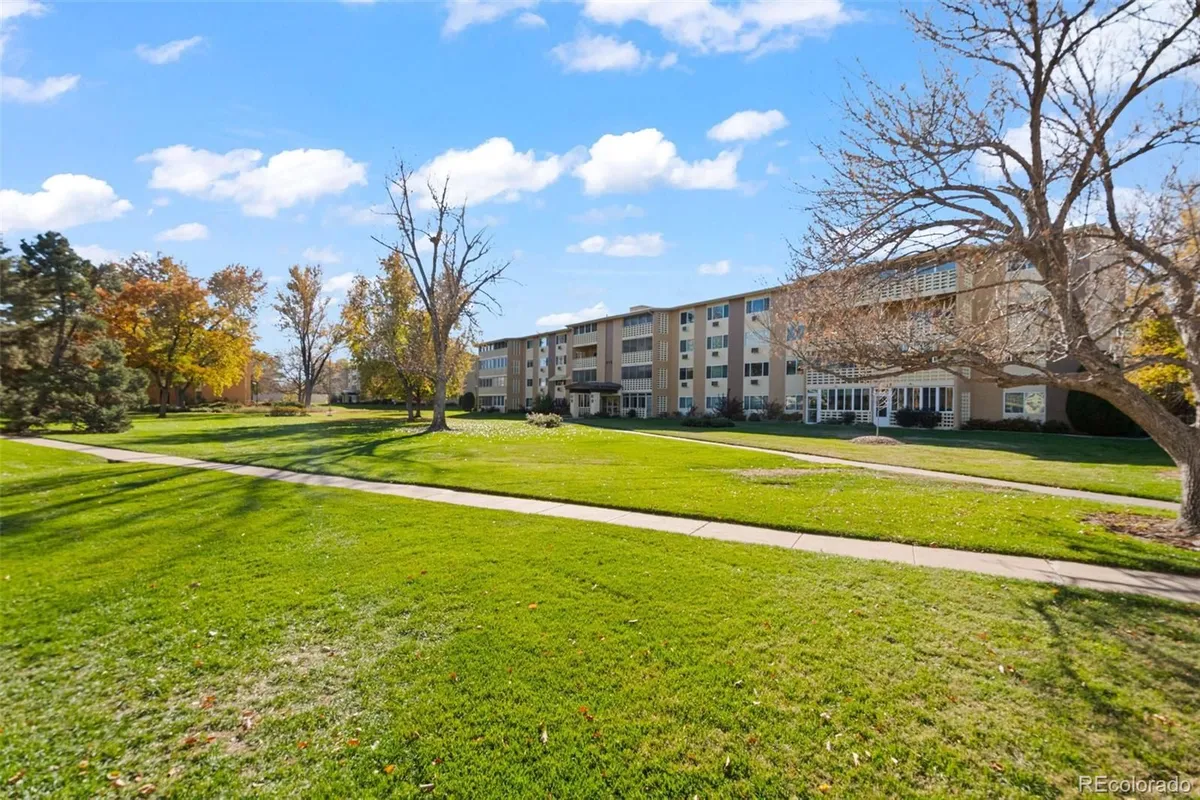 Property Slideshow image 1 of 8 | 615 s alton way 12b, Denver, CO, 80247