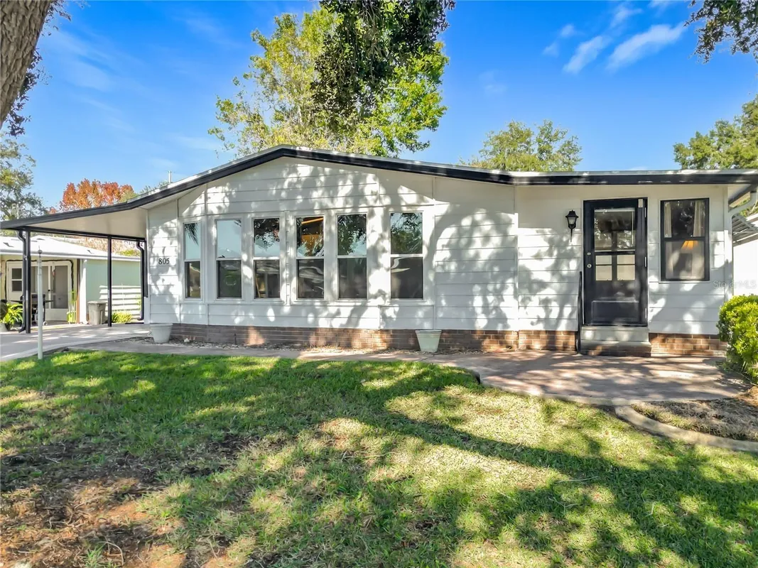 Property Slideshow image 1 of 30 | 805 camelia ct, Lady Lake, FL, 32159