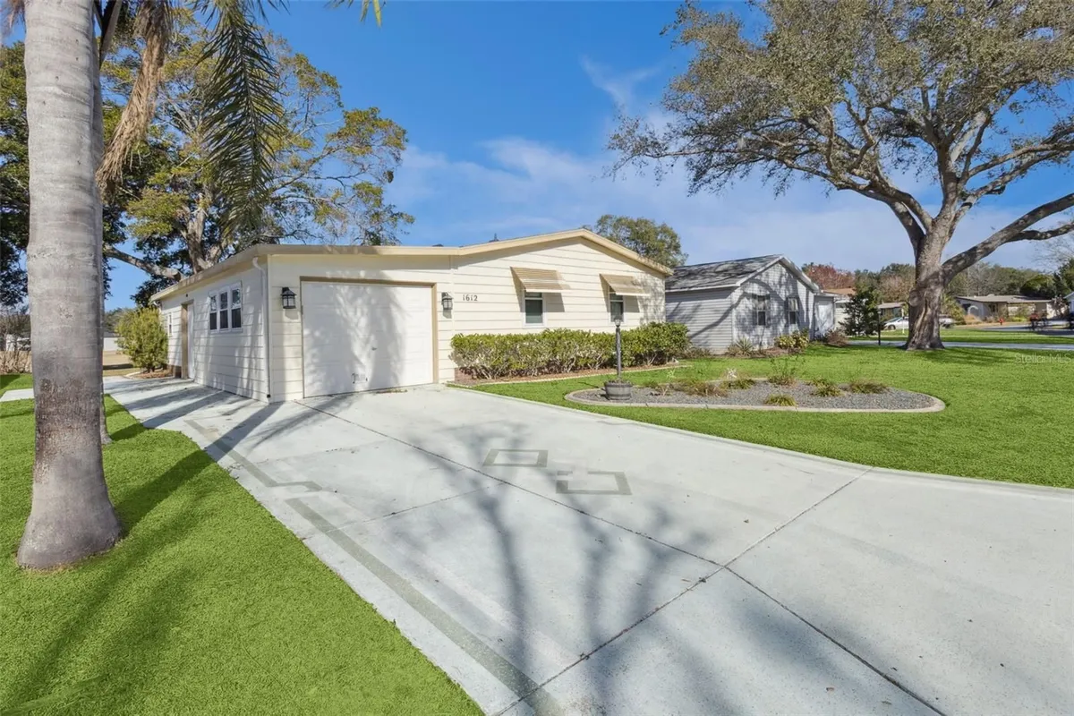 Property Slideshow image 1 of 20 | 1612 e schwartz blvd, Lady Lake, FL, 32159