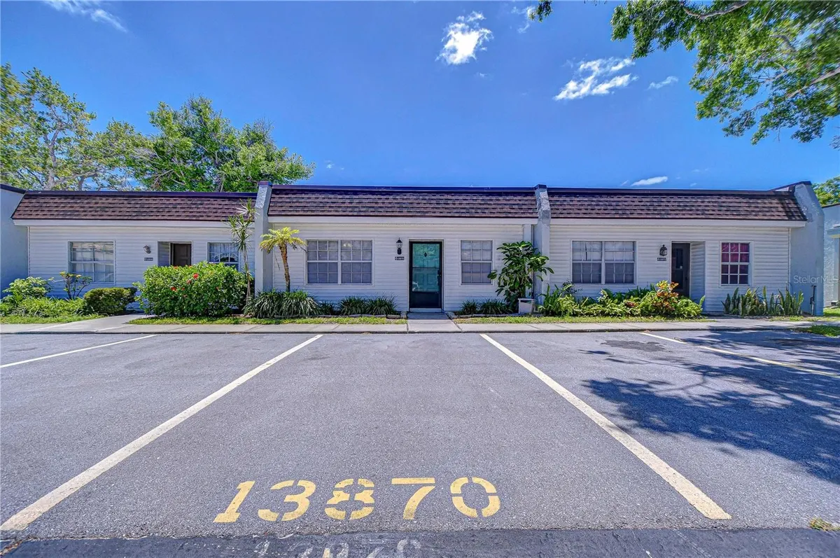 Property Slideshow image 1 of 35 | 13870 oakwood ln # 13870, Seminole, FL, 33776