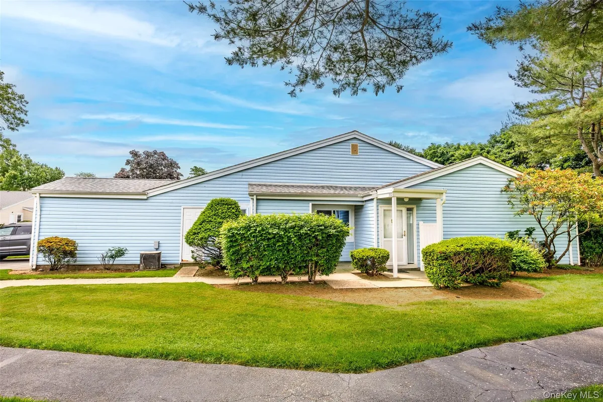 Property Slideshow image 1 of 35 | 302 bentley ct, Smithtown, NY, 11780