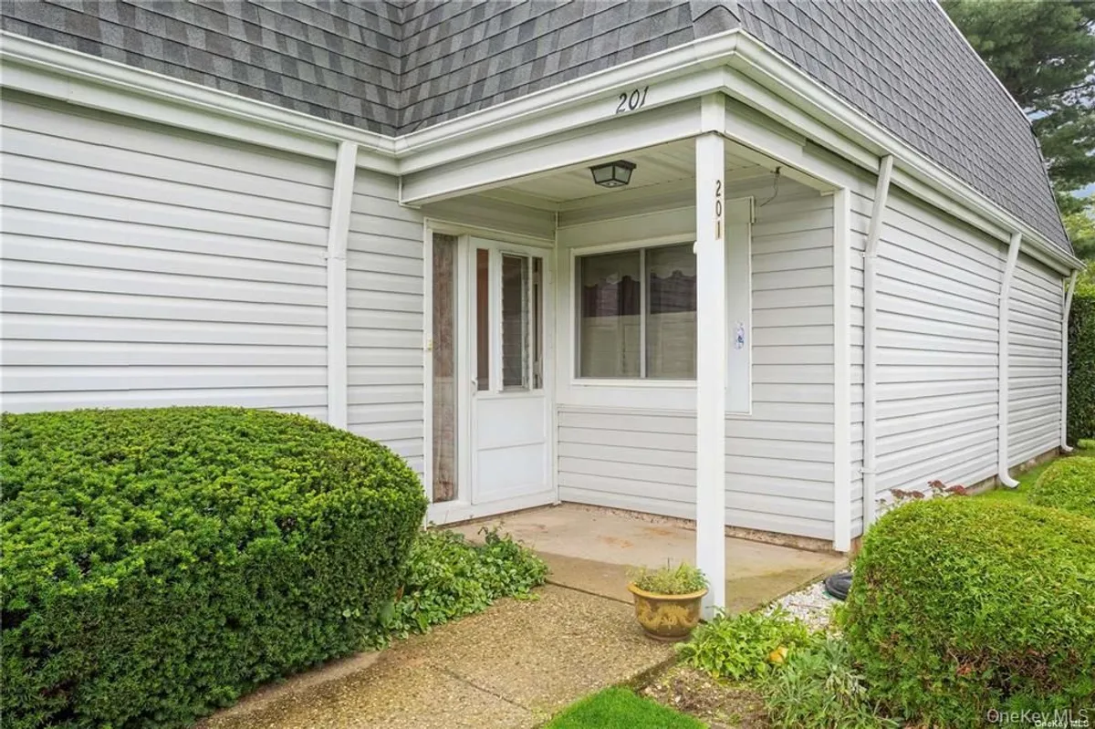 Property Slideshow image 1 of 28 | 201 bentley ct, Smithtown, NY, 11780