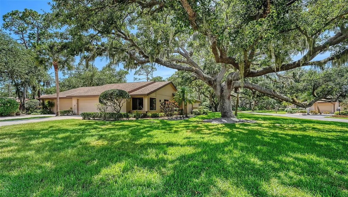 Property Slideshow image 1 of 38 | 4652 oak hollow dr 19, Sarasota, FL, 34241