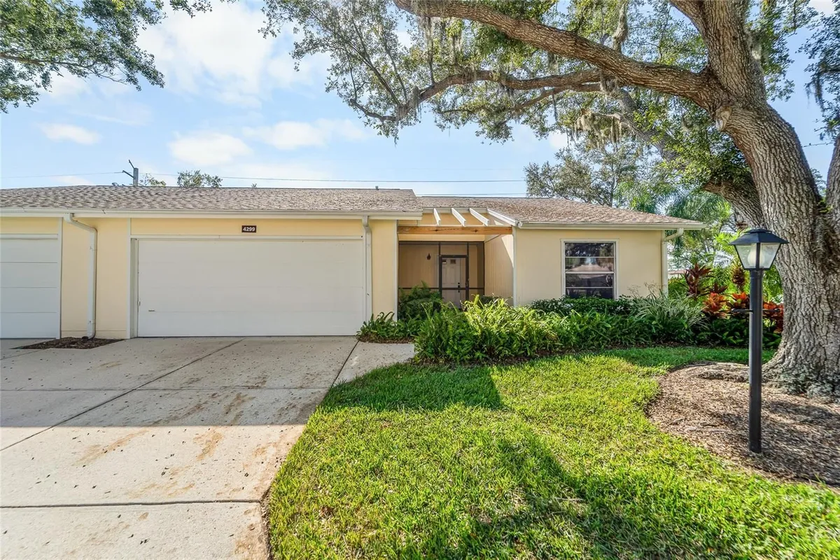 Property Slideshow image 1 of 28 | 4299 oakhurst cir 3052, Sarasota, FL, 34233